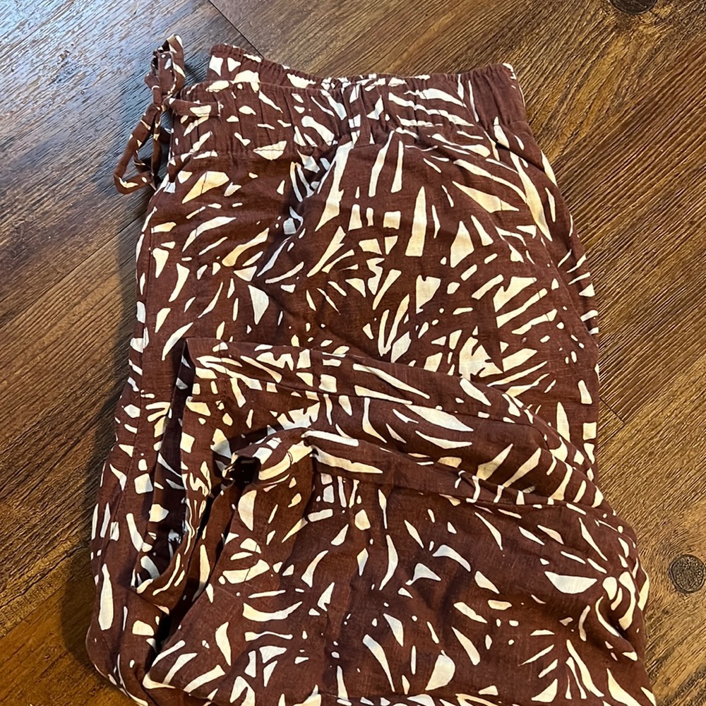 Leaf print ankle pants